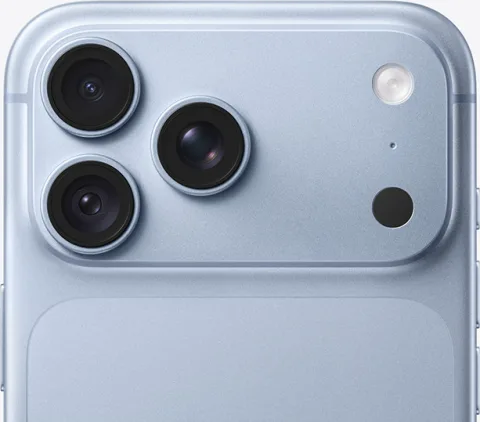 Apple iPhone 18 Pro Max in Glacier, camera plateau close-up with the variable-aperture main lens