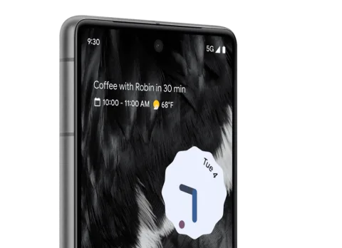 Angled front screen of Pixel 7 in Obsidian