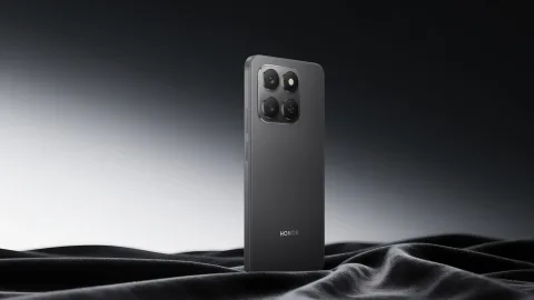 Honor 400 Smart in Velvet Black on a dark studio backdrop