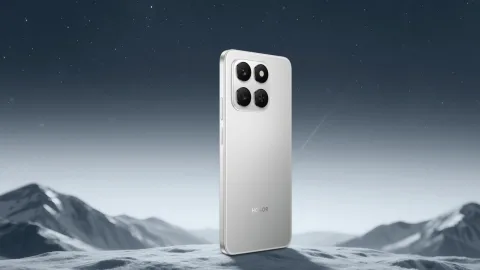 Honor 400 Smart in Meteor Silver against a night sky