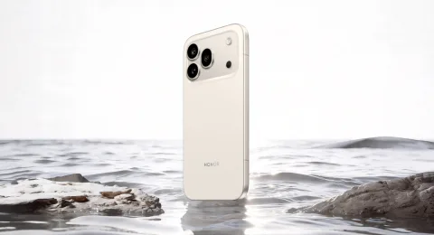 Honor 600 Pro in Golden White on a daylight beach
