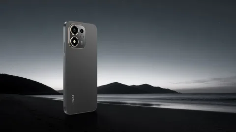Honor 600 Smart 5G in Velvet Black on a dark beach