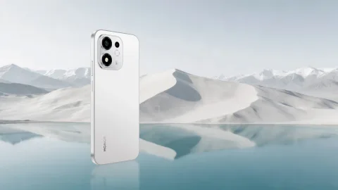 Honor 600 Smart 5G in Meteor Silver on a mountain lake