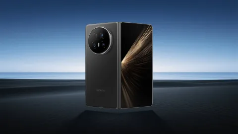 Honor Magic V5 folded, Black colourway, standing on a dark beach