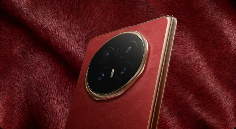 Honor Magic V6 in Red, macro close-up of the leather-textured back and camera ring