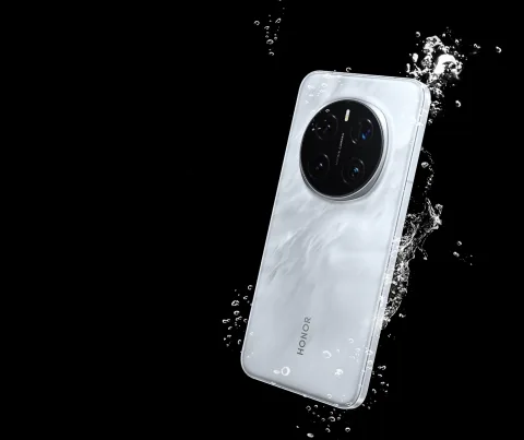 Honor Magic7 Pro splashing into water, black