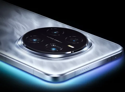 Honor Magic7 Pro camera module close-up, alternate lighting