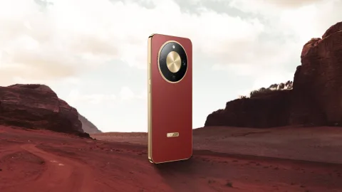 Honor Magic8 Lite in Reddish Brown against a desert backdrop