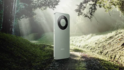 Honor Magic8 Lite in Forest Green against a woodland backdrop