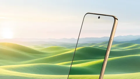 Honor Magic8 Lite screen top edge against a green landscape, showing thin bezels