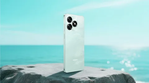 Honor X5c Plus in Green standing on a rock by the coast