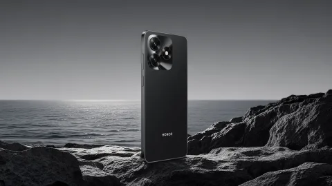 Honor X5c Plus in Black standing on a rock by the coast