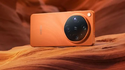 Oppo Find X9 Ultra in Canyon Orange, back three-quarter view
