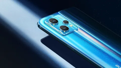Realme 9 Pro+ in Aurora Blue, camera module close-up