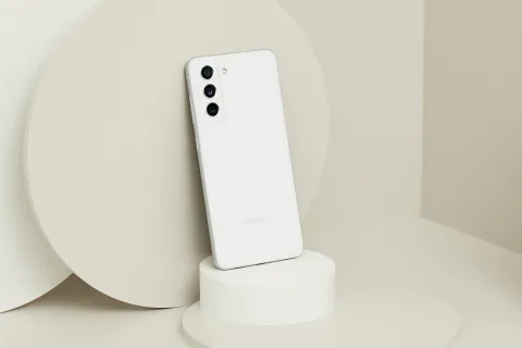 Samsung Galaxy S21 FE 5G in White, back view