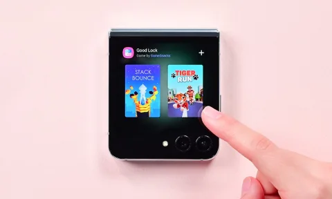 Samsung Galaxy Z Flip5 in Graphite, closed, flat lay, Flex Window showing a widget